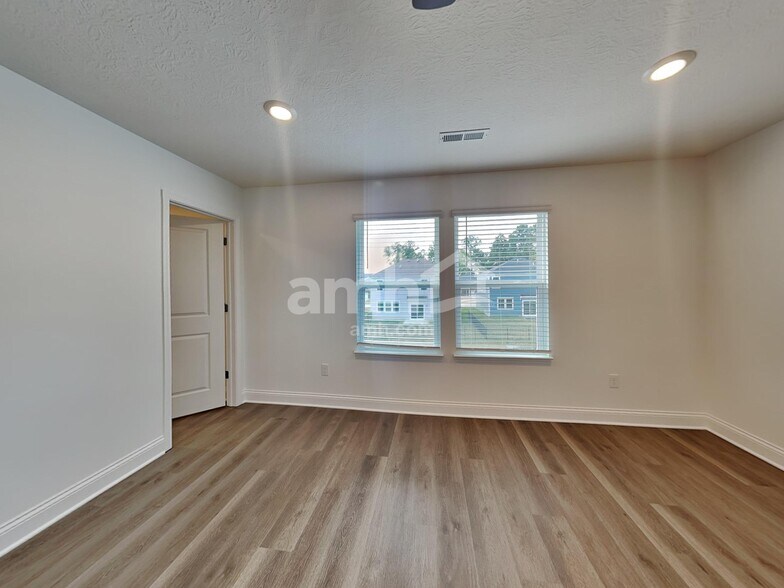 Building Photo - 305 Pne Hl Ct
