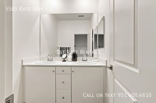 Building Photo - 5585 Kate Way