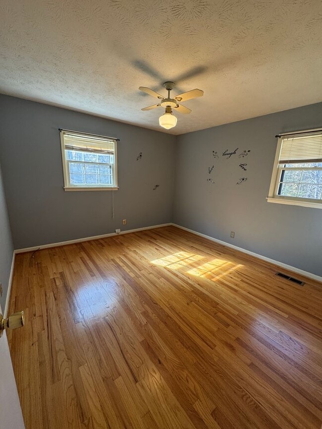 Building Photo - 6304 Sherwood Dr