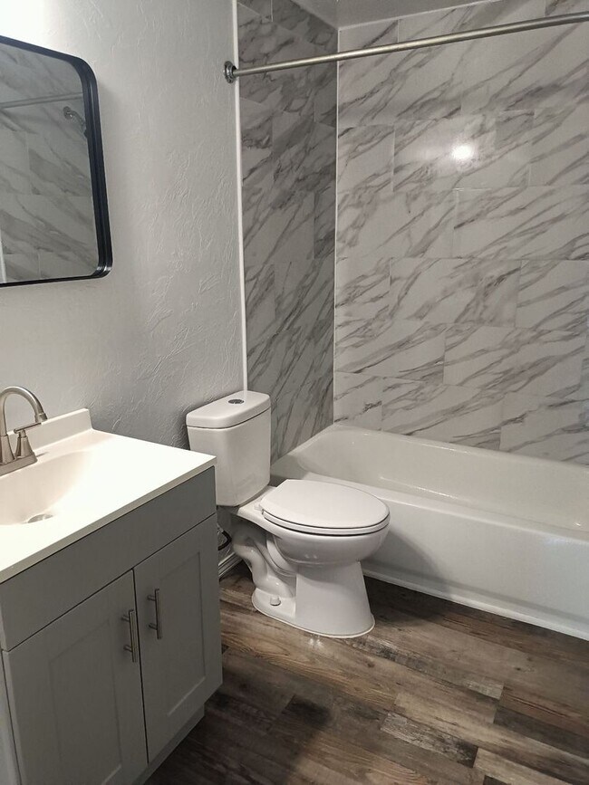 Building Photo - Newly remodeled 2 bed apartment ready for move in