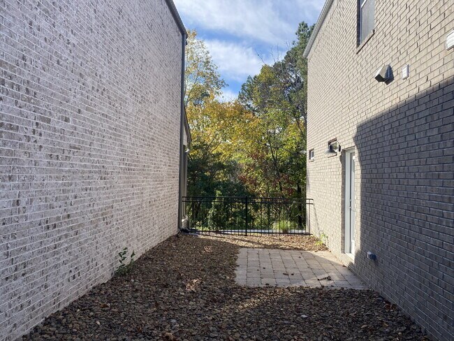 Building Photo - 2351 E Amherst Aly