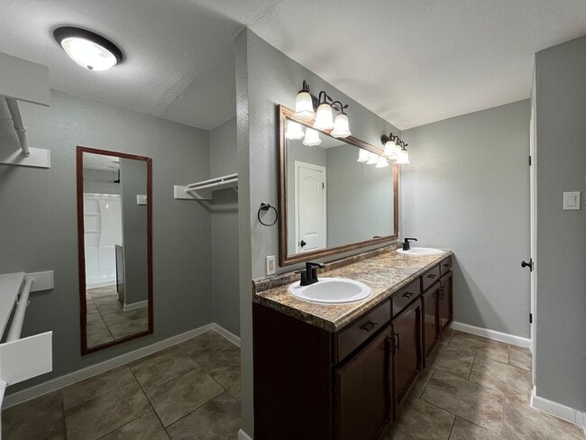 Building Photo - UPDATED HOME WITH BONUS ROOM