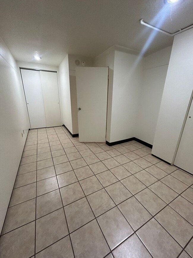 Building Photo - 1 Bedroom, 1 Bathroom Apartment