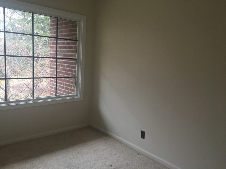 Building Photo - 310 Drummers Ln