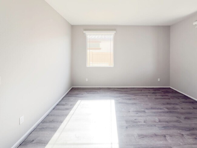 Building Photo - Beautiful 2 Story 5 Bedroom SOLAR Home + L...
