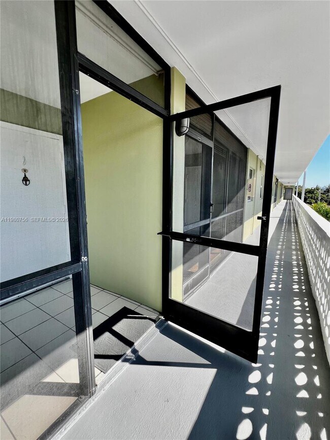 Building Photo - 1425 Arthur St