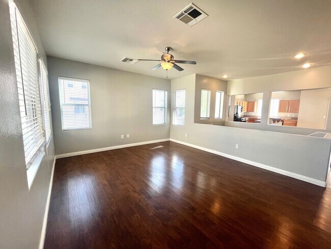 Building Photo - **$800 OFF MOVE IN BY 11/14/25**Spacious T...