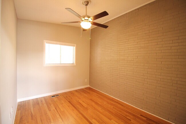 Building Photo - Beautiful 2 Bedroom, 1 Bath home is West Raleigh!  Pet Friendly