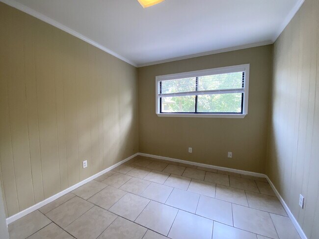 Building Photo - Two Bedroom Condo Located close to Everything Hilton Head Island has to Offer!