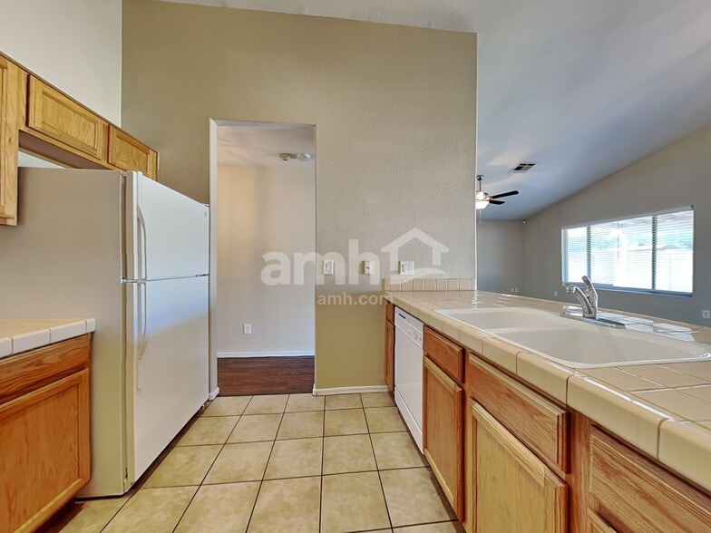Building Photo - 8912 W La Reata Ave