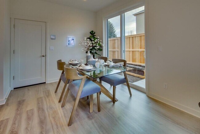 Building Photo - End unit Pahlish Townhome!