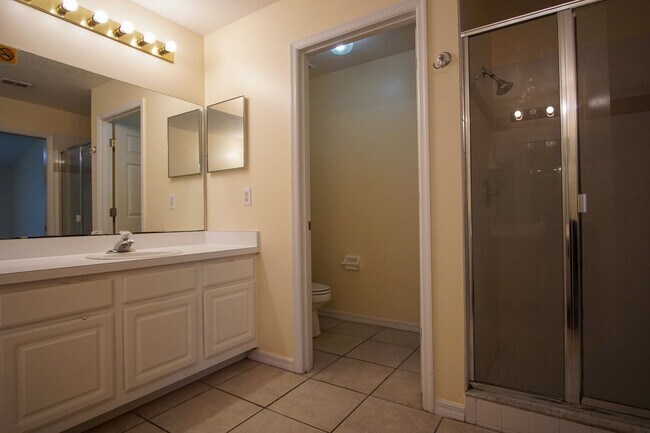 Building Photo - 4 bed Family Single Home Available for Rent in Davenport !!!