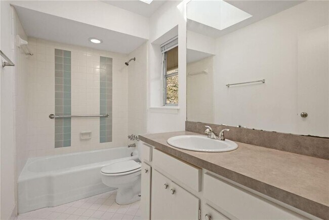 Building Photo - 705 Edgewater Trail