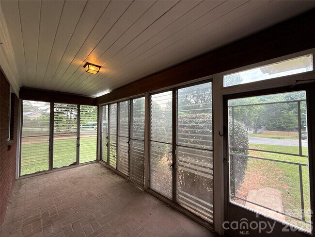 Building Photo - 2000 Weststone Dr