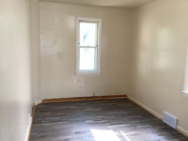 Building Photo - 3 Bedroom Single Family Home with Off stre...