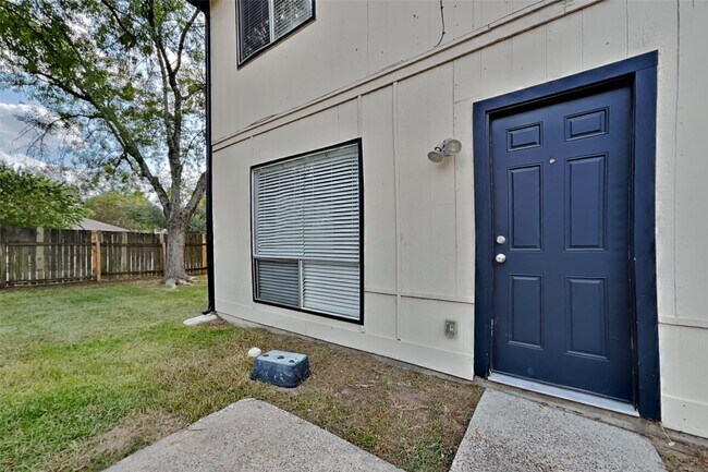 Building Photo - 21606 Crescent Heights St