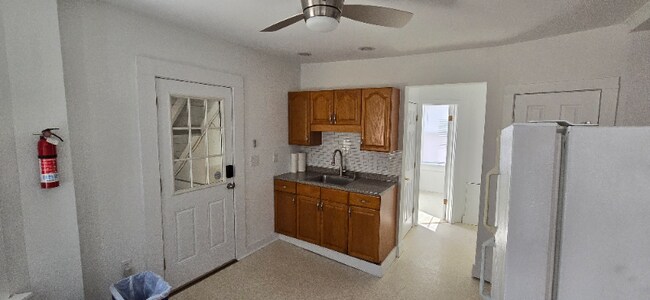 Building Photo - 208 Main St