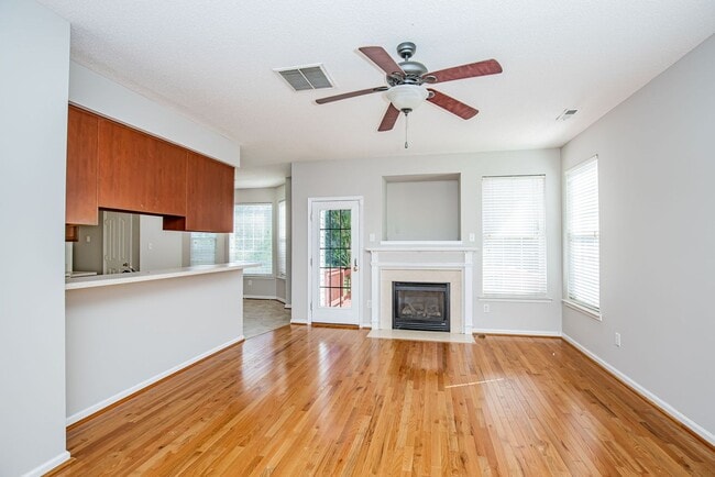 Building Photo - Beautiful Chesterfield Home Is Ready For Y...