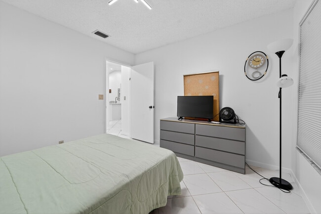 Building Photo - 6147 Waldwick Cir