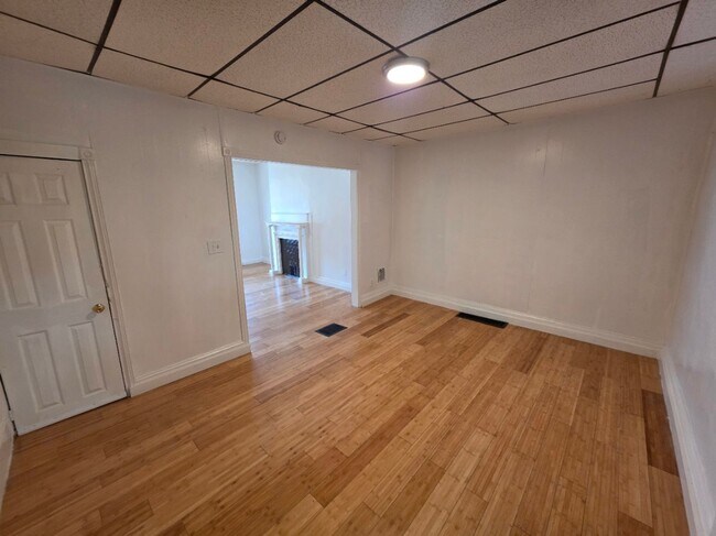Building Photo - 929 E 17th St