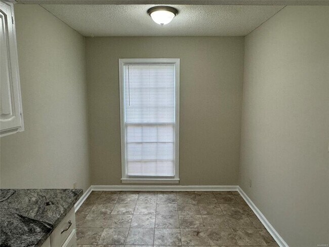 Building Photo - 2233 W Aberdeen Dr