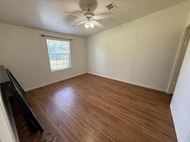 Building Photo - MOVE IN READY 4 Bed 2 Bath on 1 ACRE