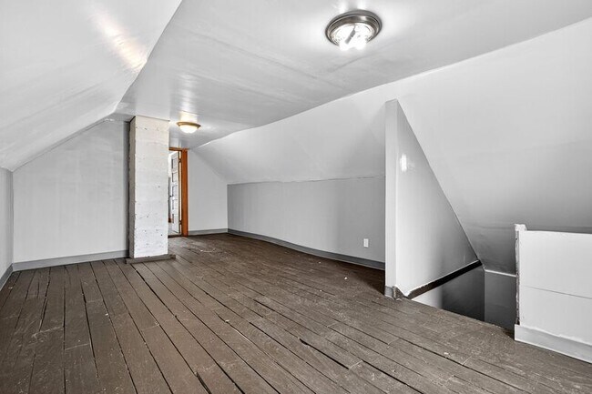 Building Photo - 389 E 160th St