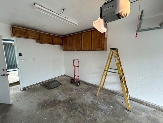 Building Photo - Beautiful Newly Remodeled 2 Bedroom 1.5 Bathroom in SE Visalia!