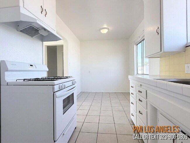 Building Photo - 943 W 68th St