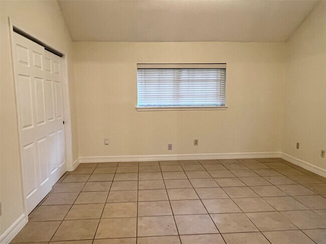 Building Photo - 5319 Pine Cliff Dr