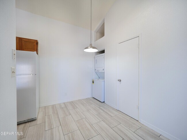 Building Photo - 1901 Lake Omega St