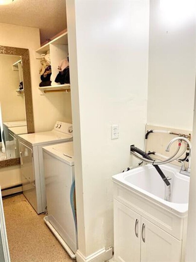 Building Photo - 2 Bedroom Condo South End of Burlington