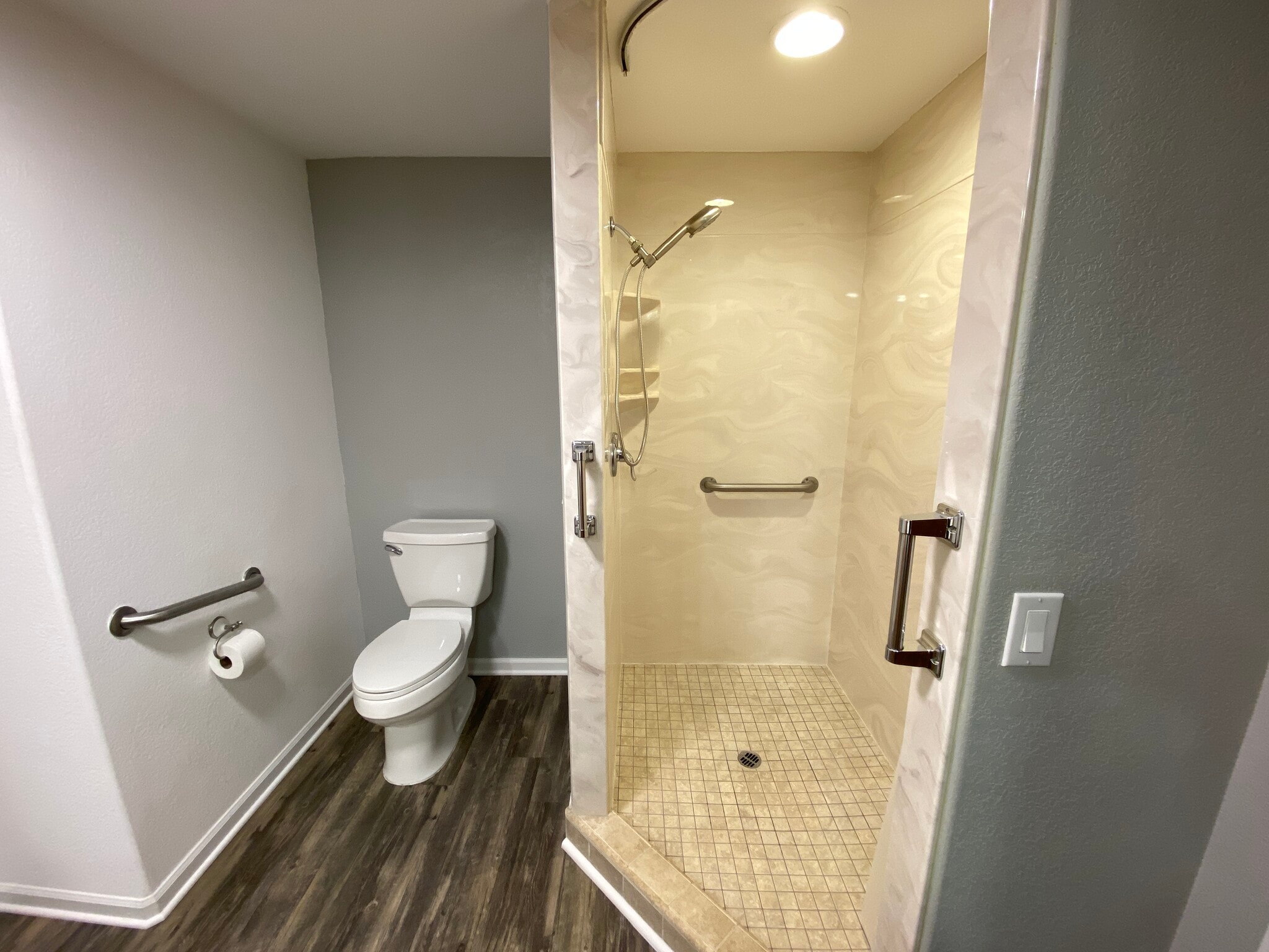 Building Photo - 2464-2 NE Ravenwood Dr