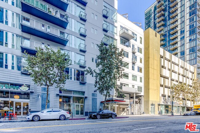 Building Photo - 645 W 9th St