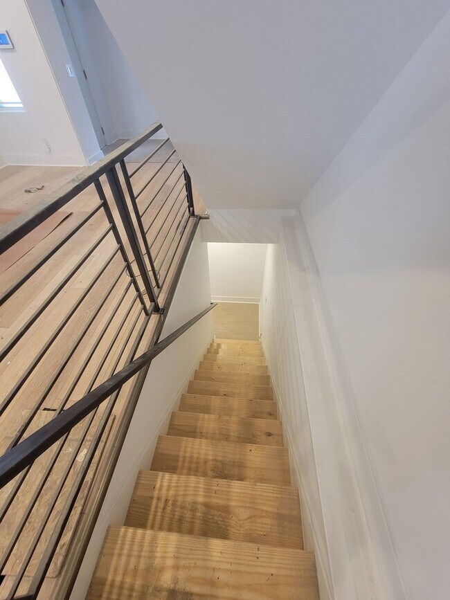 Building Photo - Fully beautiful rehab 4 bed 2.5 bath secti...