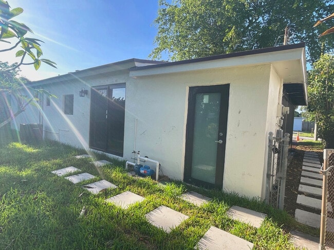 Building Photo - 4329 SW 49th Ct