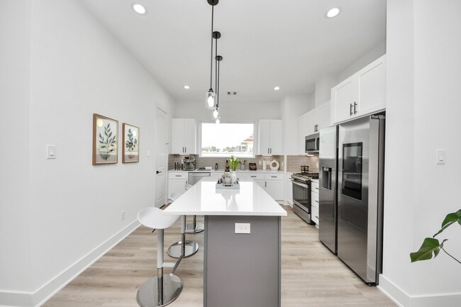 Building Photo - 8320 Brecha Ln