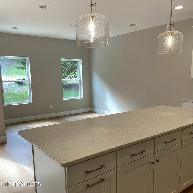 Building Photo - For Rent – Modern 2BR/2.5BA Townhome in Prime Knoxville Location! MOVE IN SPECIAL  $1000 off firs...