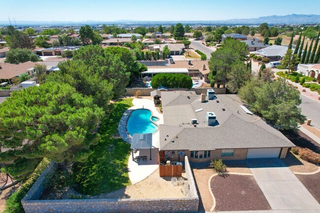 Building Photo - Stunning eastside rental in highly desirable area!