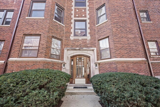 Building Photo - 537 W Brompton Ave