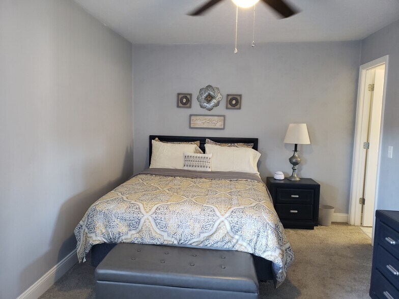 Primary bedroom with queen bed and bathroom - 5 Downing St