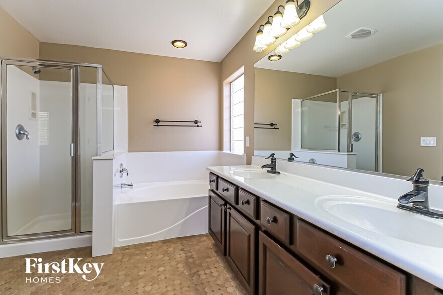 Building Photo - 2403 W Quick Draw Way