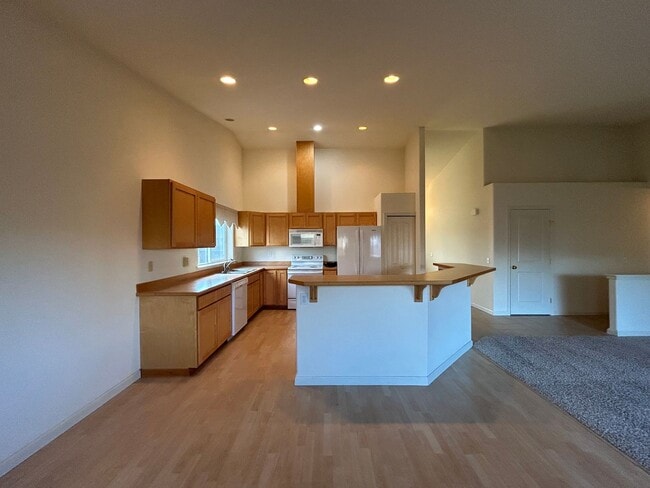 Building Photo - Charming Home Near John Wayne Trail