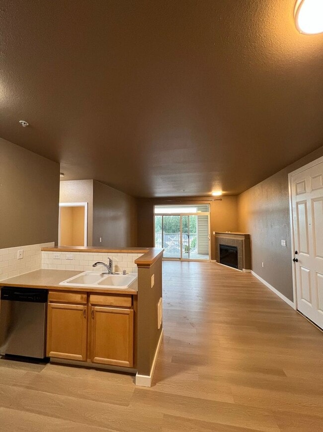 Building Photo - Beautiful Waterford Crossing 2 bedroom Con...