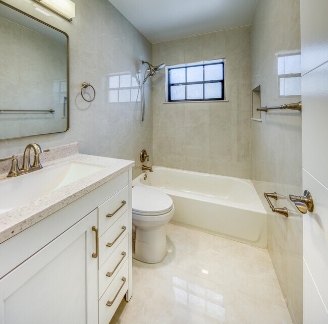 Building Photo - 241 NE 40th Ct