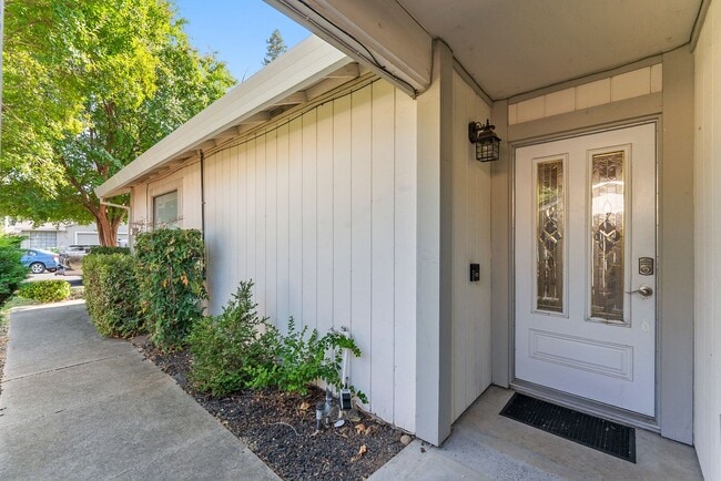Building Photo - Charming 2 Bedroom 2 Bath Duplex