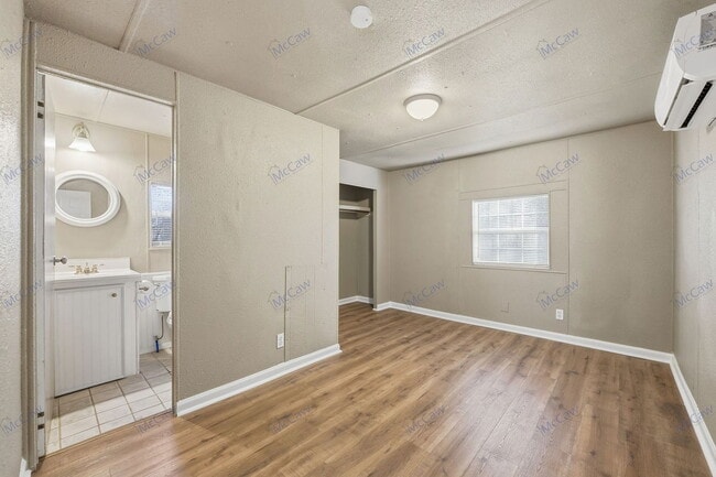 Building Photo - 1307 Oakridge Rd