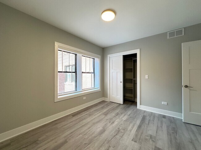 Building Photo - 1142 Oak Ave