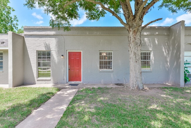 Building Photo - $999 Special 3 Bedr/ 1 bath Beautiful Home in Angleton