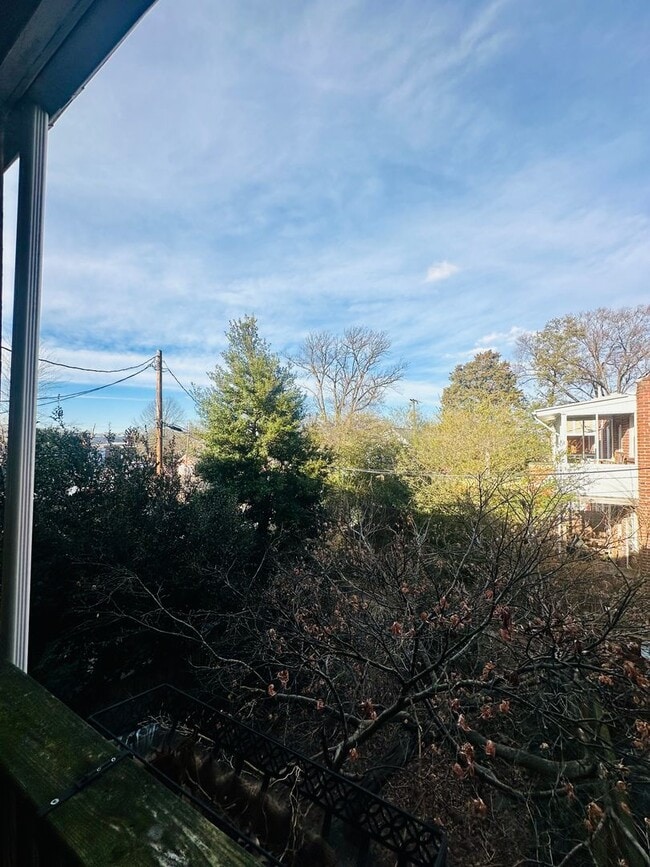 Building Photo - Charming 3bdrm/1.5bth Home Conveniently Located in Richmond's Carytown Area w/Private Balcony!!